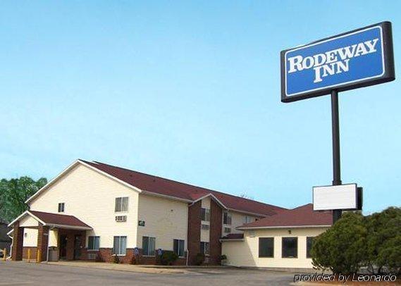 Rodeway Inn Сидар-Рапидс Экстерьер фото