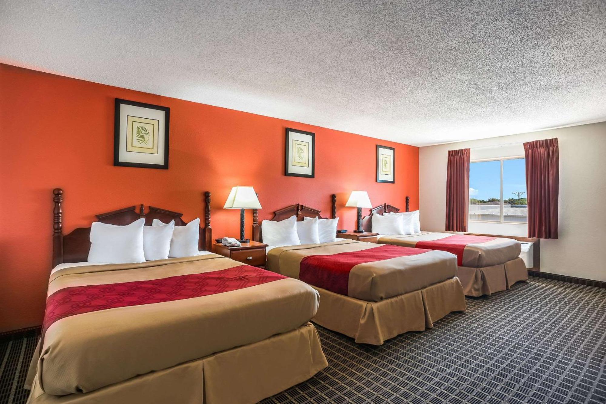 Rodeway Inn Сидар-Рапидс Экстерьер фото
