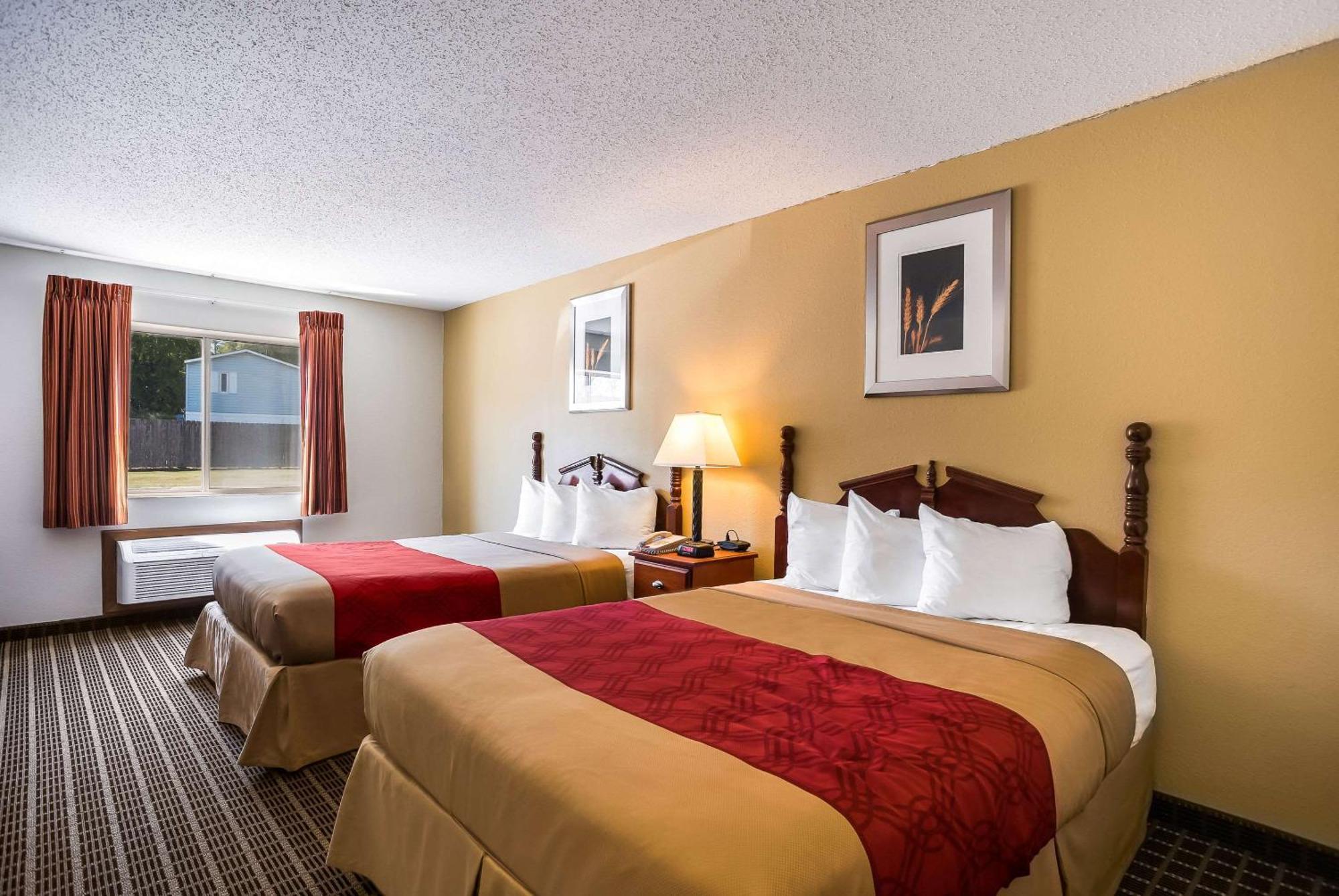 Rodeway Inn Сидар-Рапидс Экстерьер фото