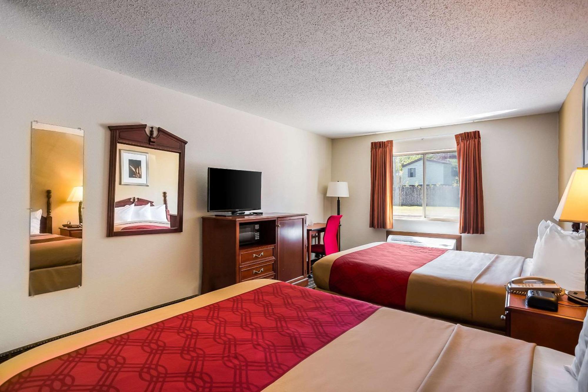 Rodeway Inn Сидар-Рапидс Экстерьер фото