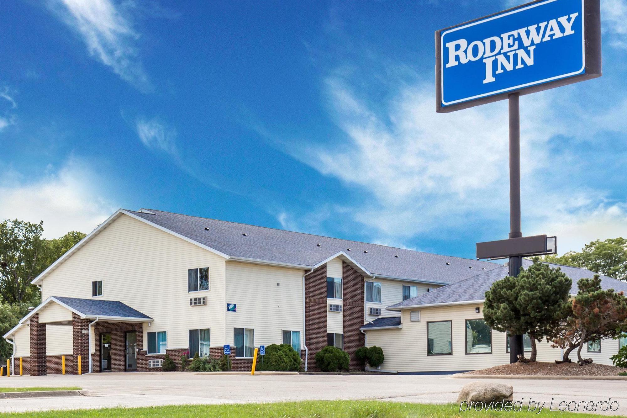 Rodeway Inn Сидар-Рапидс Экстерьер фото