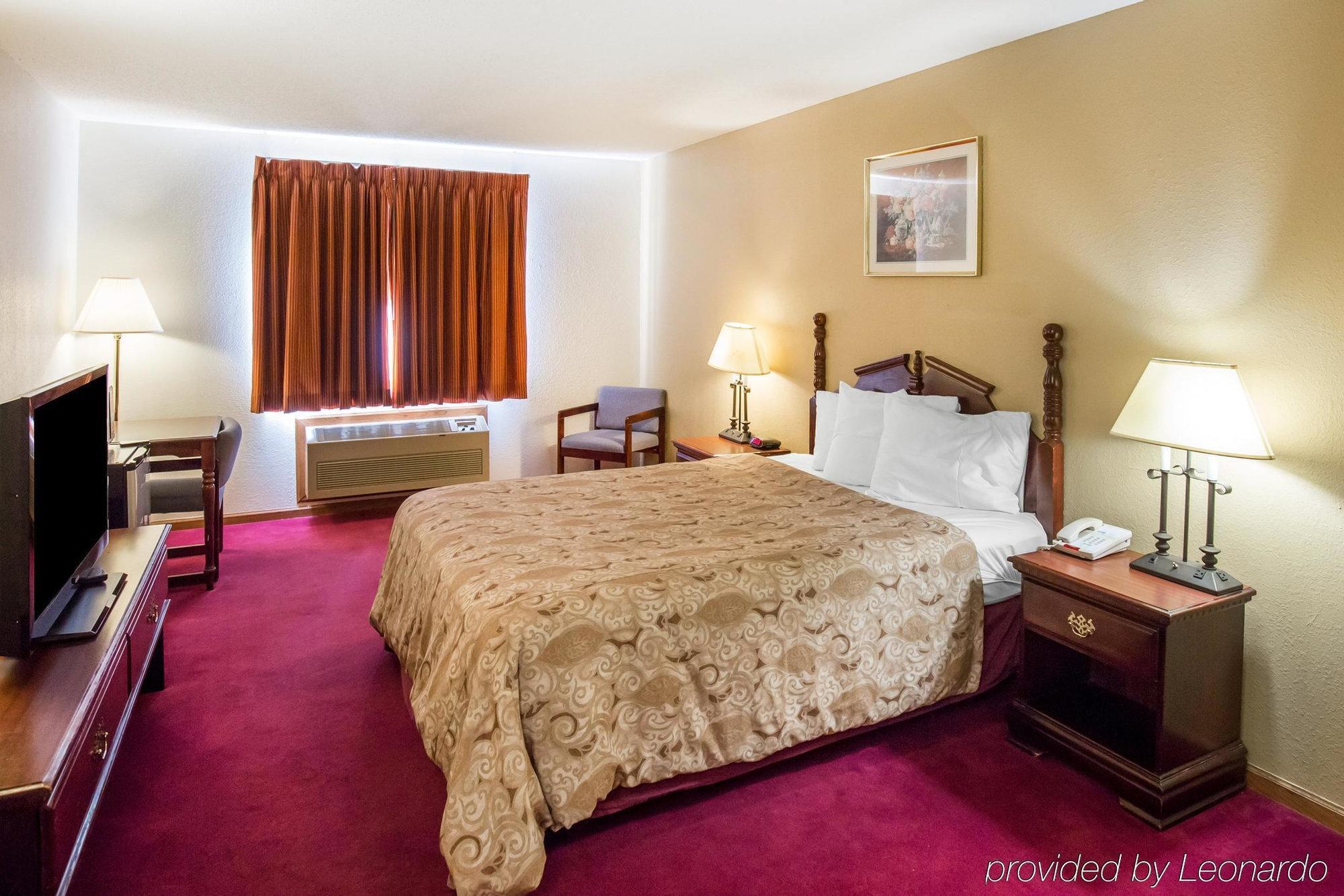 Rodeway Inn Сидар-Рапидс Экстерьер фото