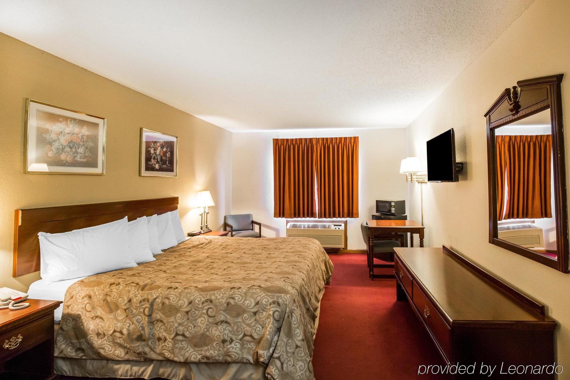 Rodeway Inn Сидар-Рапидс Экстерьер фото