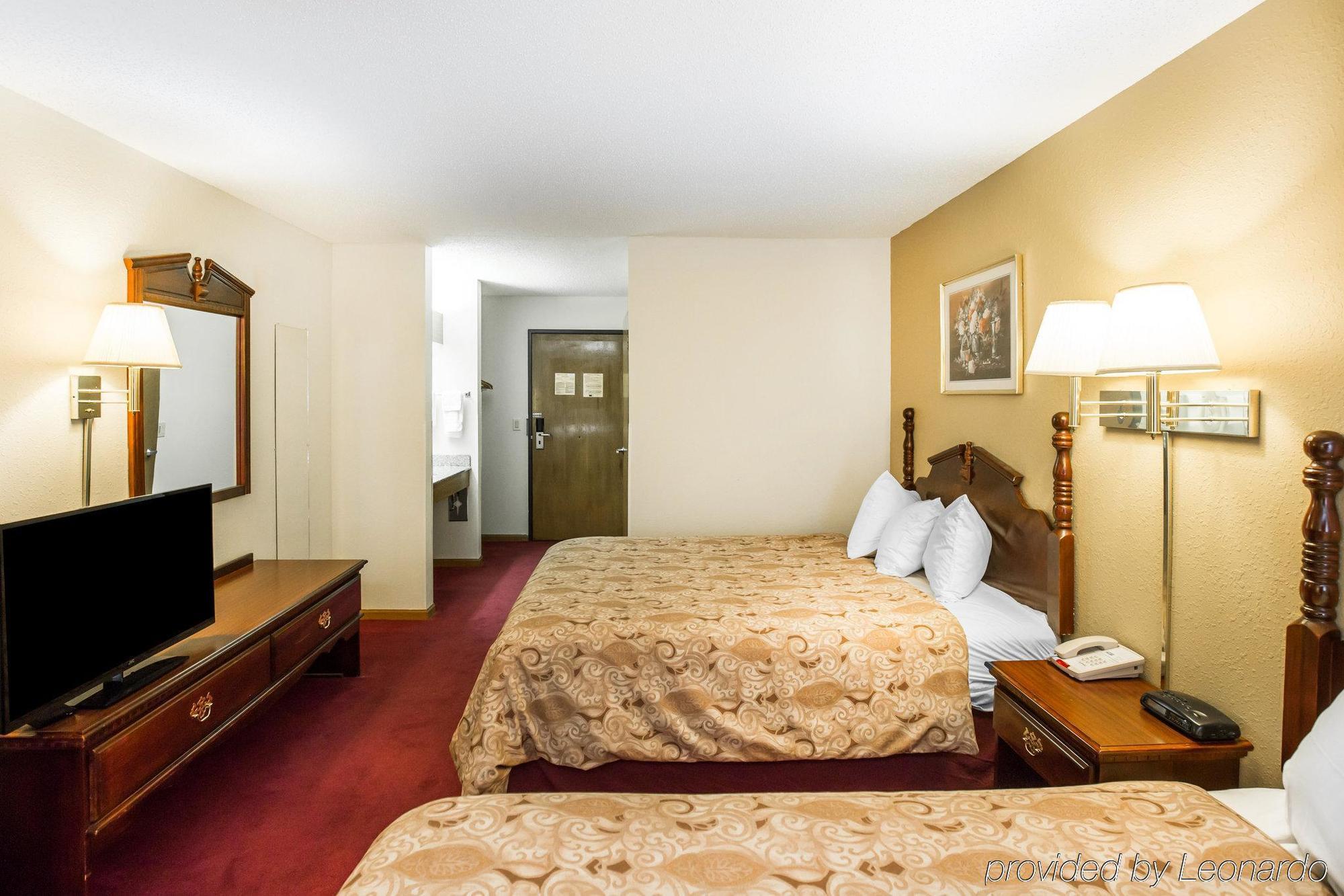 Rodeway Inn Сидар-Рапидс Экстерьер фото