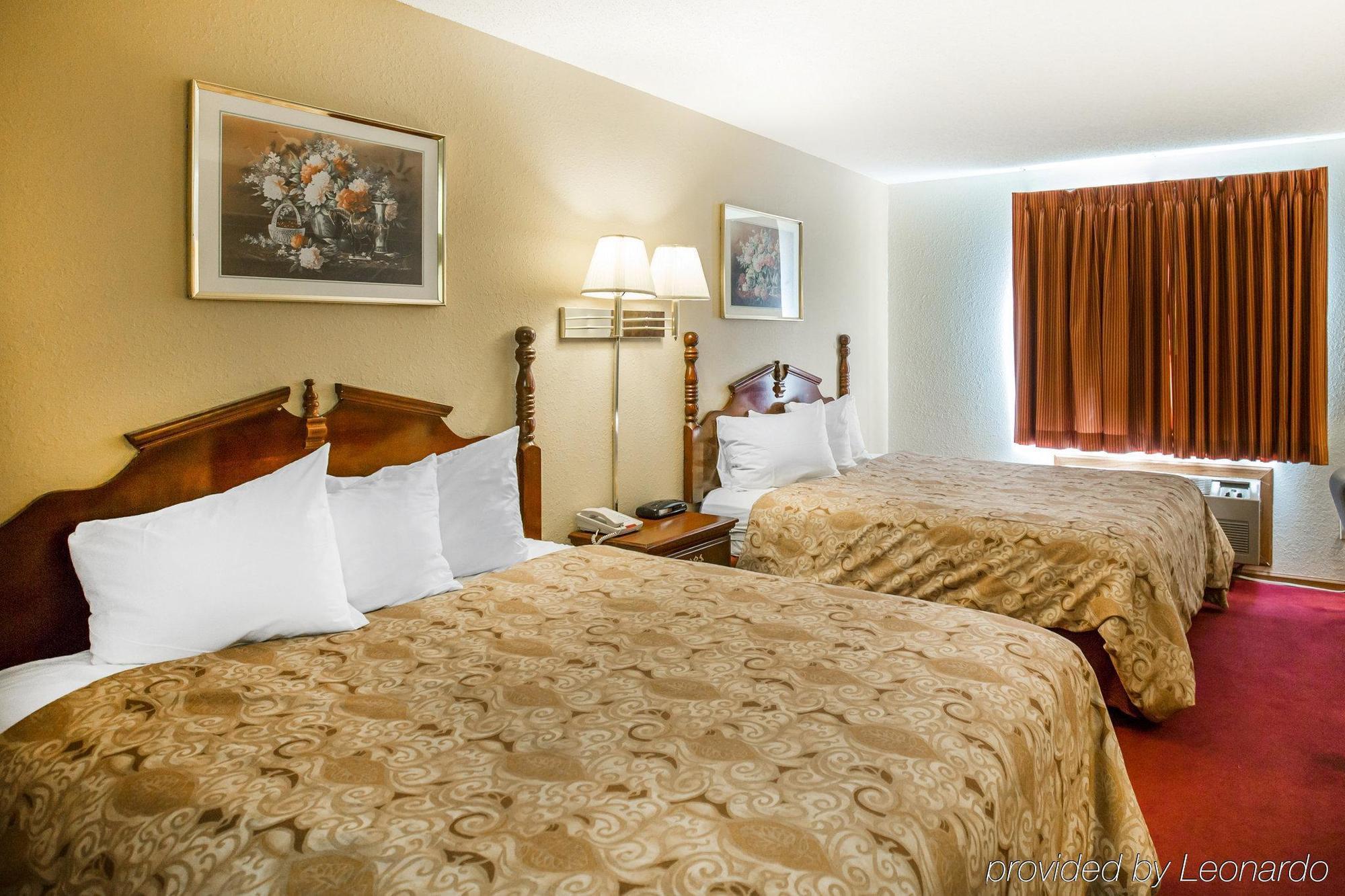 Rodeway Inn Сидар-Рапидс Экстерьер фото