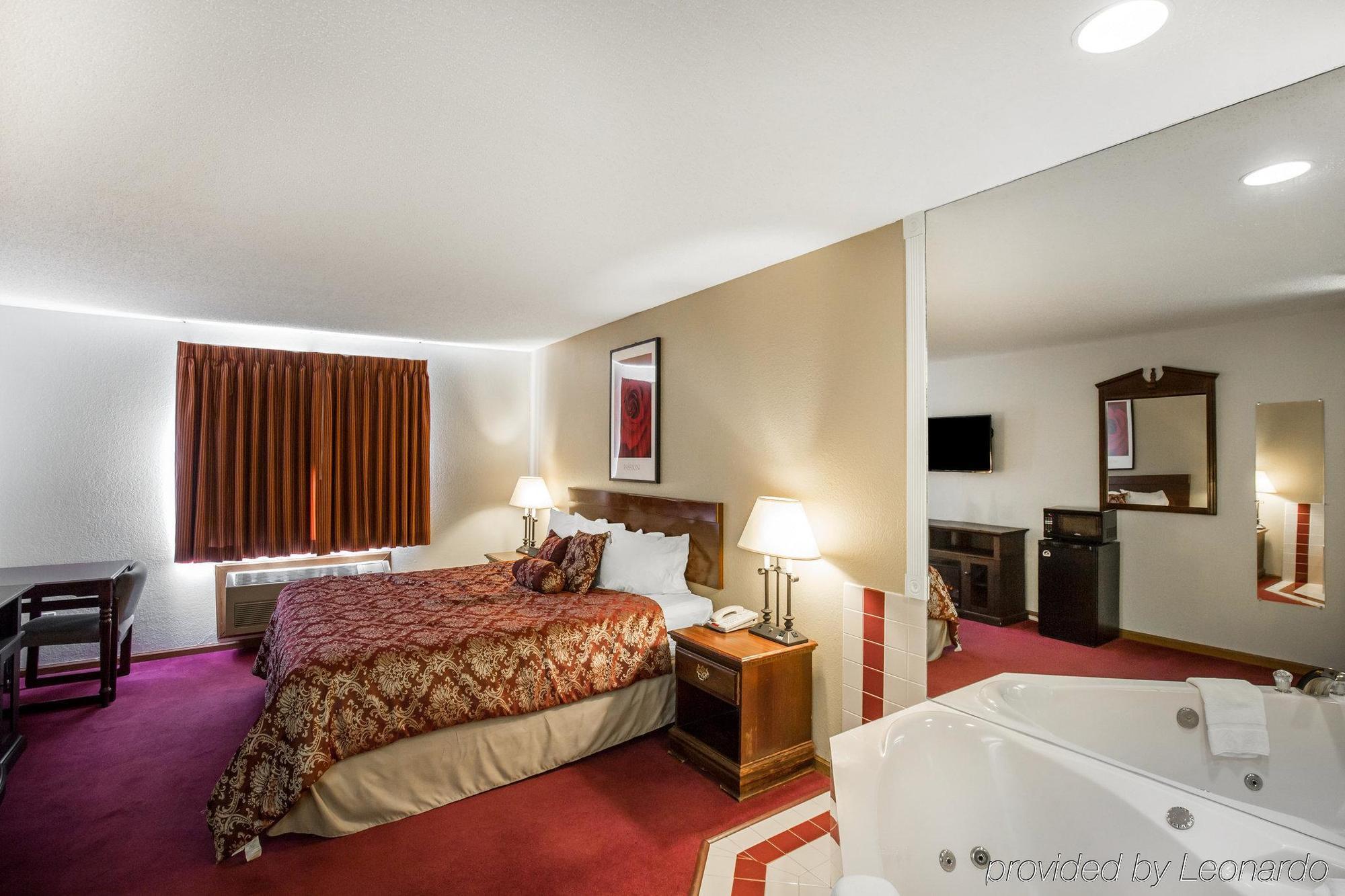Rodeway Inn Сидар-Рапидс Экстерьер фото