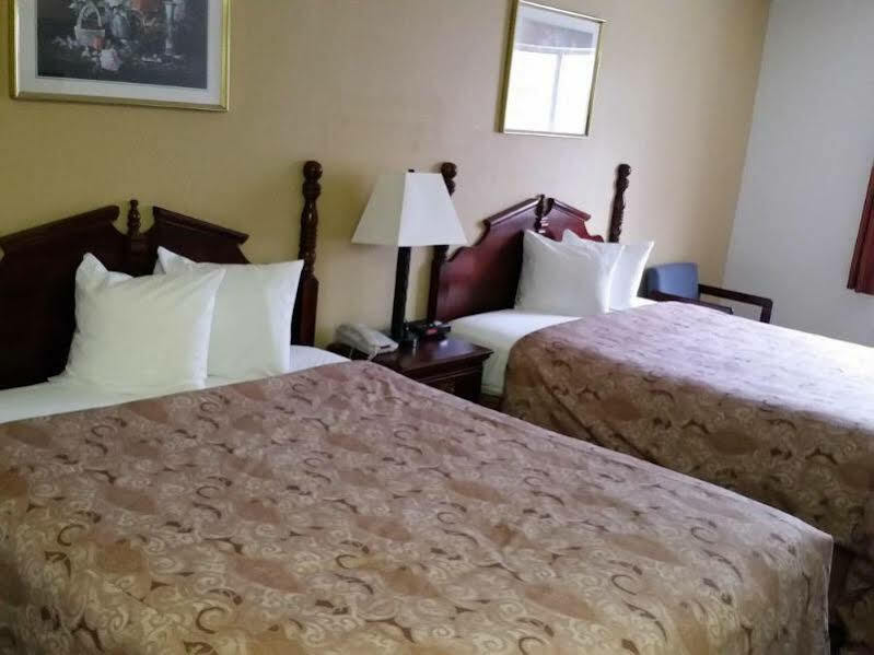 Rodeway Inn Сидар-Рапидс Экстерьер фото